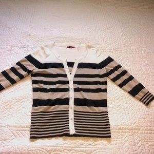 Neutral Fitted Sweater w 3/4 sleeves